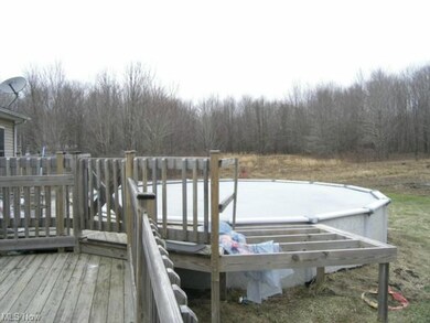 nice deck hooks to the above ground pool.