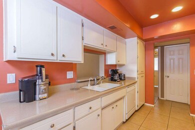 013_KITCHEN