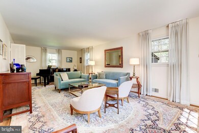 8906 Honeybee Ln, Bethesda, MD 20817 - photo 3