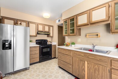 Lots of Kitchen Cabinets