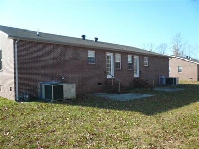 204 Fox Creek Ct, Manchester, TN 37355 - photo 2