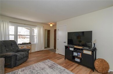 1211 E 13th St S, Newton, IA 50208 - photo 4