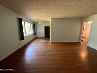 395 Rich Ave Pic 7