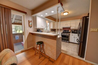 318 31st St SW, Cedar Rapids, IA 52404 - photo 5