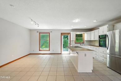 1201 Eastbrook Dr, Kingsport, TN 37663 - photo 7