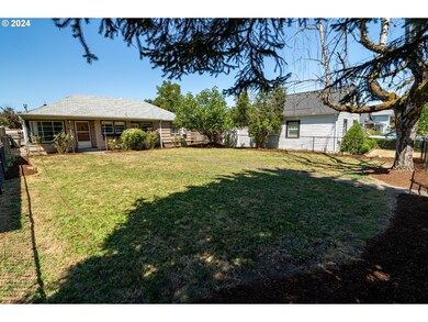 1069 13th Ave SW, Albany, OR 97321 - photo 2