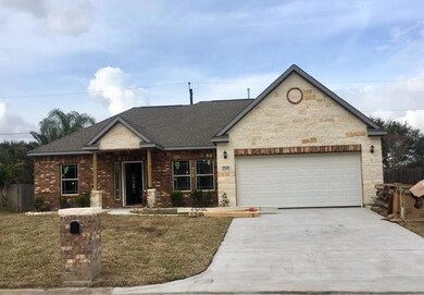 2305 Hedgerose Ln, Bay City, TX 77414 - photo 2