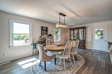 Large dinning room for that farmhouse table and more!