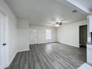 922 Shawnee Trace, Grand Prairie, TX 75051 - photo 3