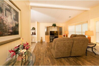 917 Jacaranda living room
