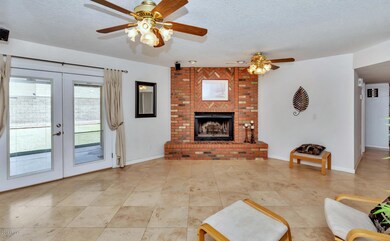 1522 E June St-large-008-009-Family Room