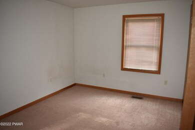 405 Surrey Dr, Hawley, PA 18428 - photo 4