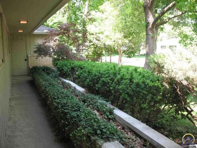 1037 SW Cambridge Ave, Topeka, KS 66604 - photo 2