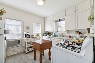 909 Harvard St, Houston, TX 77008 - photo 7