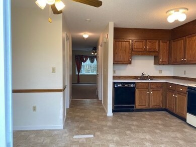 85 Tennis Plaza Rd unit 5, Dracut, MA 01826 - photo 3