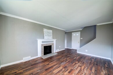 CROWN MOLDING W/NEW BASEBOARDS THRU OUT.