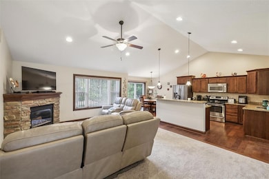 140 S 82nd St, West Des Moines, IA 50266 - photo 2