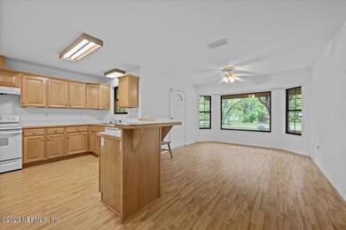 kitchen/eat-in kitchen