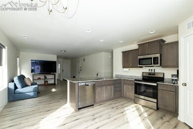 Kitchen with sink, kitchen peninsula, stainless st