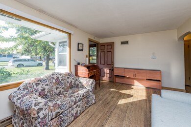 525 Baldwin Ave, Waukegan, IL 60085 - photo 5