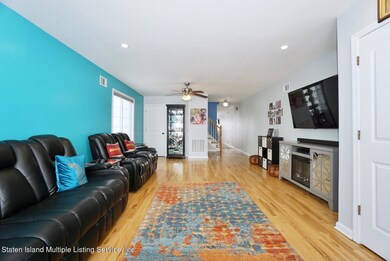 (3) LIVING ROOM