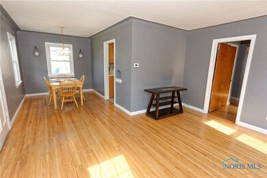 LIVING ROOM/DINING ROOM