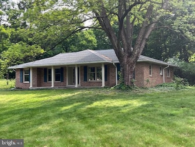 214 Meadow Glen Ln, Reading, PA 19607 - photo 2