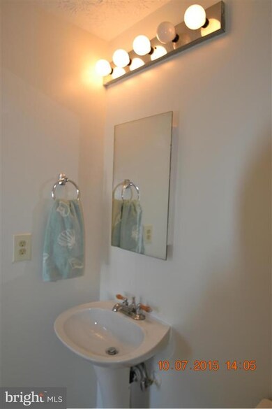 7985 Tyson Oaks Cir, Vienna, VA 22182 - photo 5