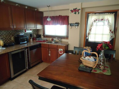 1037 Shoemaker Ave, Wyoming, PA 18644 - photo 3