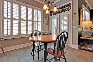Eat-in Kitchen