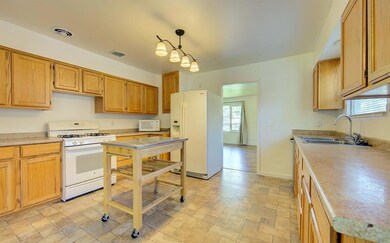 1353 NE Evans St, Grants Pass, OR 97526 - photo 5