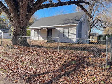 422 Lydell Carr Dr unit 422 1/2, Enid, OK 73703 - photo 2