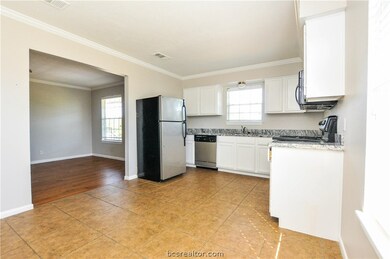 2100 Southwood Dr unit 24, College Station, TX 77840 - photo 6