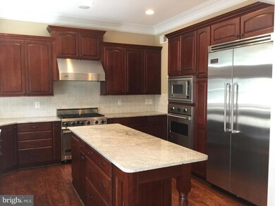 6795 Stockwell Manor Dr, Falls Church, VA 22043 - photo 5