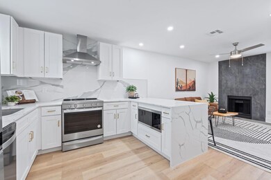 Kitchen with a peninsula, appliances with stainle