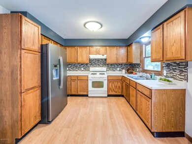 8476 Gibbs Ave, Kalamazoo, MI 49009 - photo 3