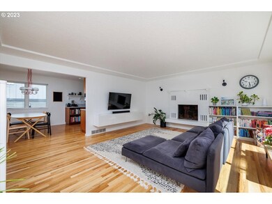 Living Room/Entrance