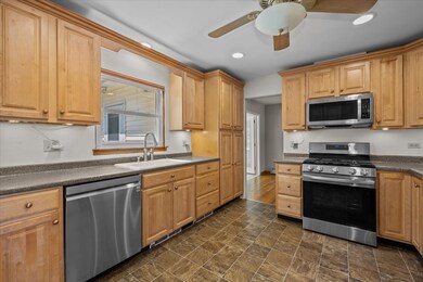 1125 Emerald Dr, Naperville, IL 60540 - photo 4