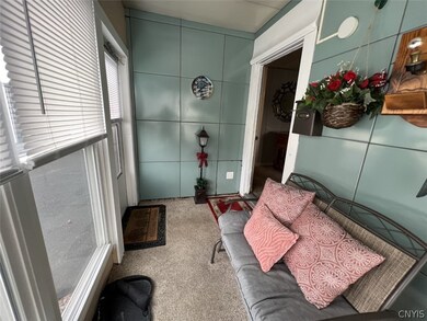 Welcome to this bright and inviting entry.