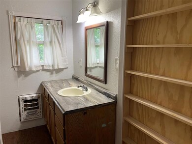 1104 Magnolia St, Gainesville, TX 76240 - photo 4