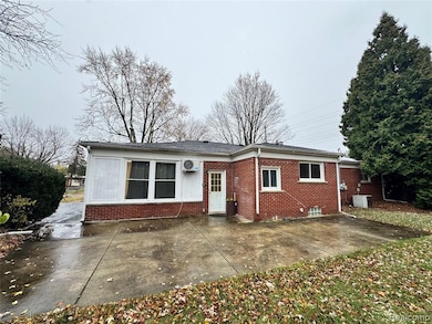 27911 Bayberry Rd, Farmington Hills, MI 48331 - photo 3