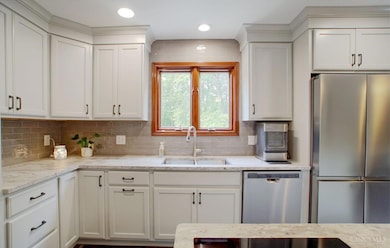 New Tile Backsplash, Stainless Steel Appliances, Crown Molding Trim, Stainless Steel Sink w/Sprayer Faucet!