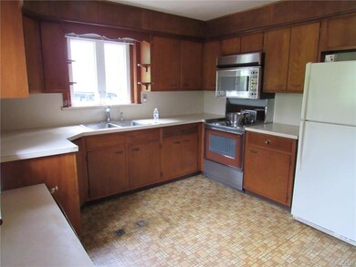 4555 Chestnut St, Emmaus, PA 18049 - photo 2