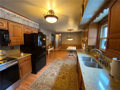 Beautiful kitchen w quartz counter tops