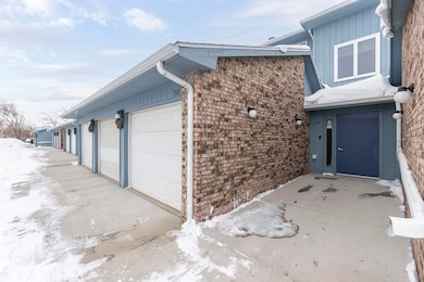 155 E San Marnan Dr unit 2, Waterloo, IA 50702 - photo 2