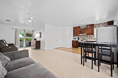 313 SW 7th St, Hallandale Beach, FL 33009 - photo 2
