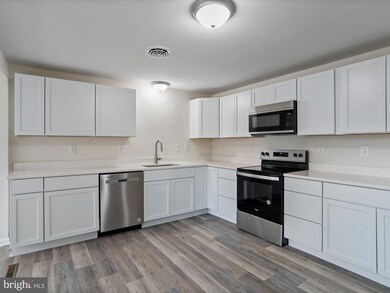 902 Wisteria Ln, Berkeley Springs, WV 25411 - photo 5