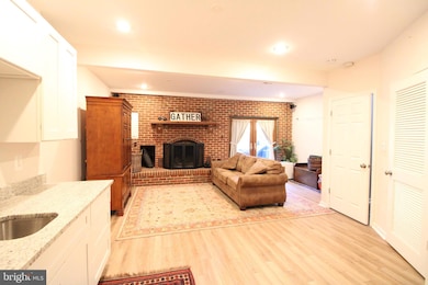 10120 Walnut Wood Ct, Burke, VA 22015 - photo 6