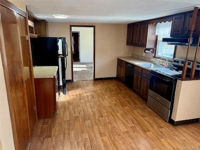 647 S Drury Ln, Rock Tavern, NY 12575 - photo 4