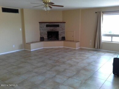 Large family room w fireplace